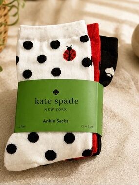 Kate Spade
3 Pair Ankle Socks
LADYBUG DOT • ONE SIZE • NWT